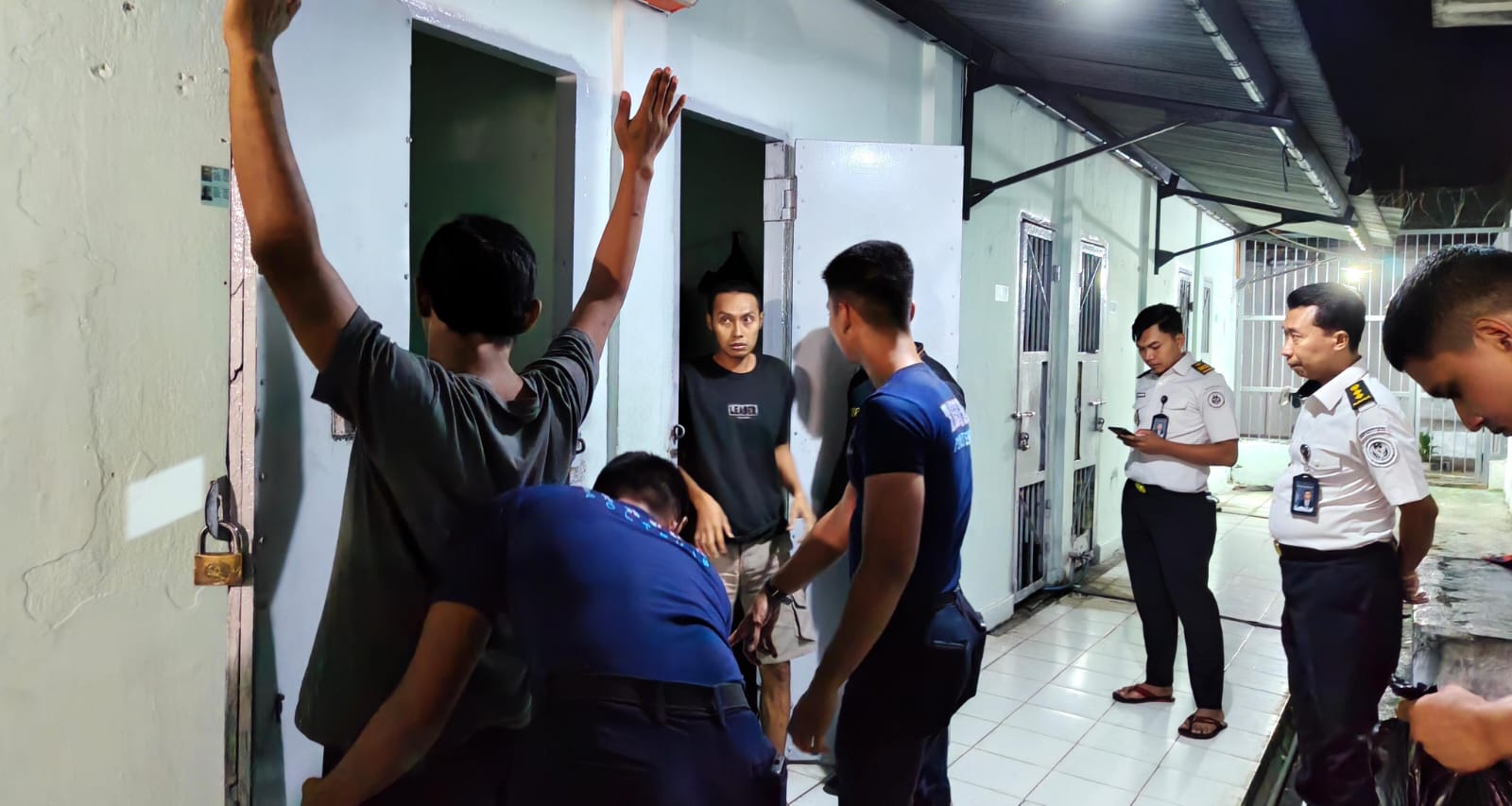 Langkah Preventif Deteksi Dini Gangguan Keamanan, Lapas Kelas I Madiun Tingkatkan Pengawasan Melalui Penggeledahan Kamar Hunian