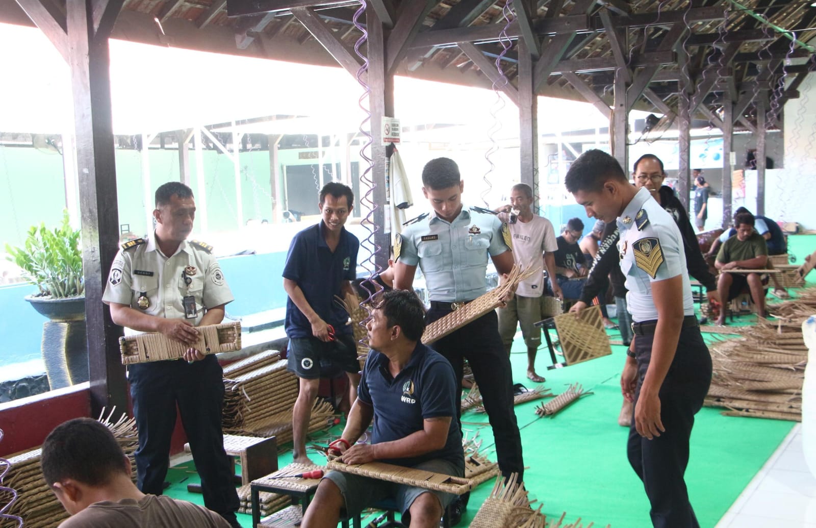 Asah Kreativitas dan Bekal Kemandirian Warga Binaan, Lapas Kelas I Madiun Tekuni Kegiatan Kemandirian Berupa Keterampilan Anyaman