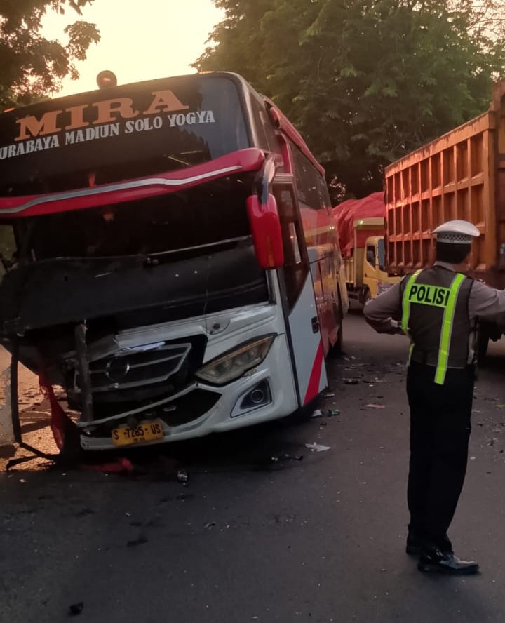 Diduga Salip Truk di Tikungan, Bus Mira Hantam Innova dan Motor, Satu Orang Tewas