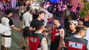 Dialog Humanis Warnai Patroli Biru Polres Badung di Kawasan Hiburan Malam Batu Bolong