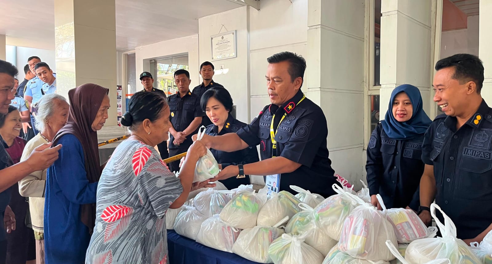 Wujud Kepedulian dan Kebersamaan Dengan Masyarakat, Lapas Kelas I Madiun Gelar Bakti Sosial Untuk Pererat Silaturahmi Dengan Masyarakat