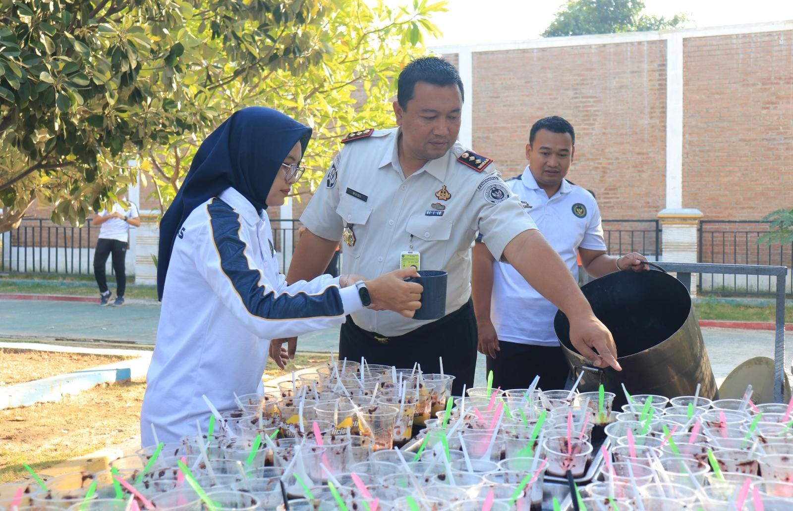 Kalapas Tepati Janji, Bubur Ketan Hitam Warnai Semangat Senam Pagi Warga Binaan Lapas Pemuda Madiun