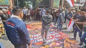 Lempar Telur Busuk ke Spanduk Bergambar Febrie Adriansyah, Aksi AMI Gegerkan Kejati Jatim