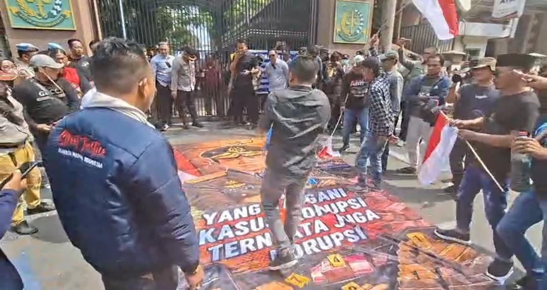 Lempar Telur Busuk ke Spanduk Bergambar Febrie Adriansyah, Aksi AMI Gegerkan Kejati Jatim