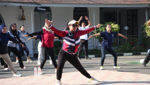 Langkah Sehat Menuju Pembinaan Berkualitas, Lapas Kelas I Madiun Wujudkan Pembinaan Humanis Lewat Senam Pagi bagi Warga Binaan Wanita