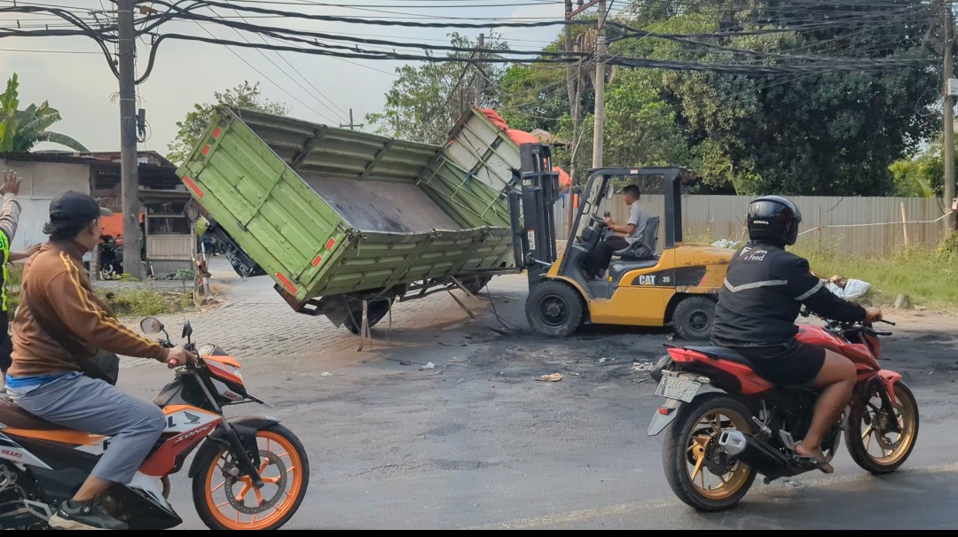 Truk Bermuatan Trafo Terguling di Simpang Semambung Driyorejo, Arus Lalu Lintas Sempat Lumpuh