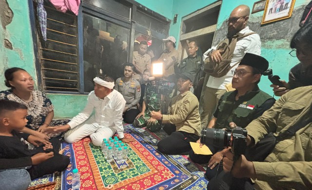 Dedi Mulyadi Datangi Keluarga Korban Kecelakaan di Indramayu, Santunan Rp300 Juta Disalurkan
