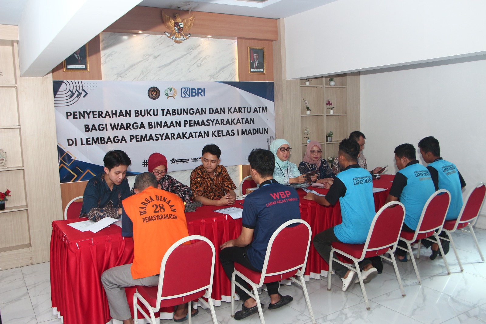 Dukung Pembinaan Kemandirian dan Inklusi Keuangan, Lapas Kelas I Madiun Serahkan Buku Tabungan dan ATM BRI Kepada Warga Binaan