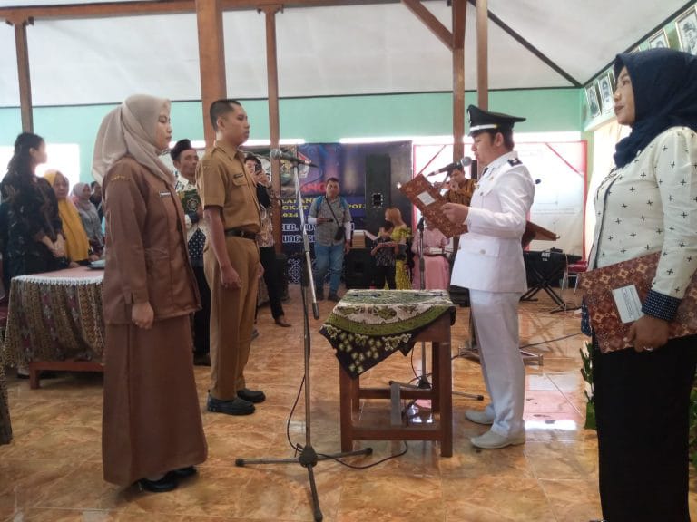 Perkuat Tata Kelola Pemerintahan, Kades Kendalbulur Lantik Dua Kasi Baru