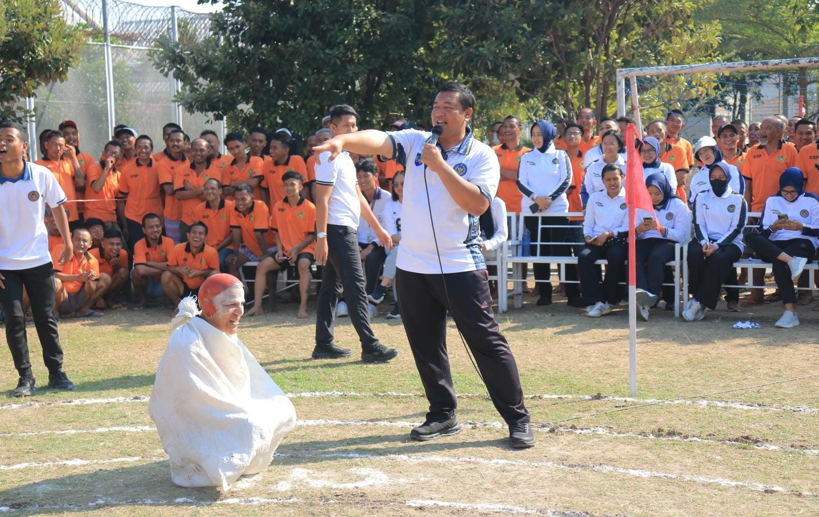 Seru Abis! Balap Karung Berhelm Bikin Suasana Lapas Pemuda Madiun Penuh Keceriaan