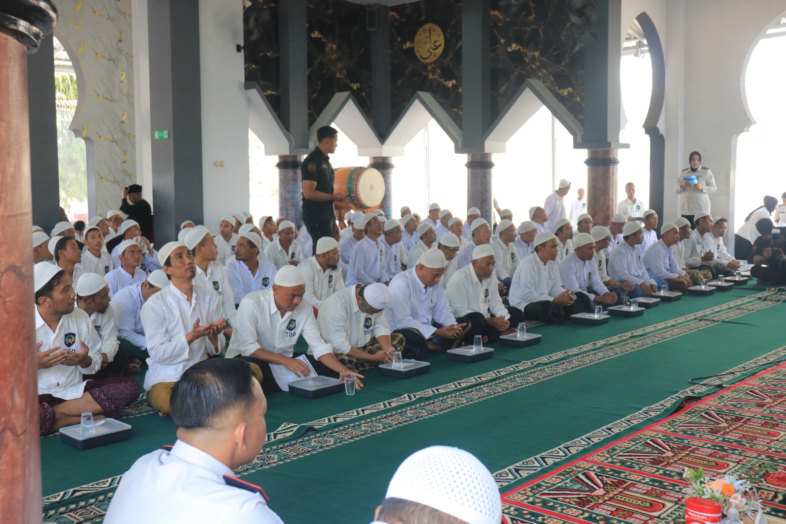 Nasi Cadong Satukan Semua, Kakanwil Kusnali Makan Bersama Warga Binaan Lapas Pemuda Madiun