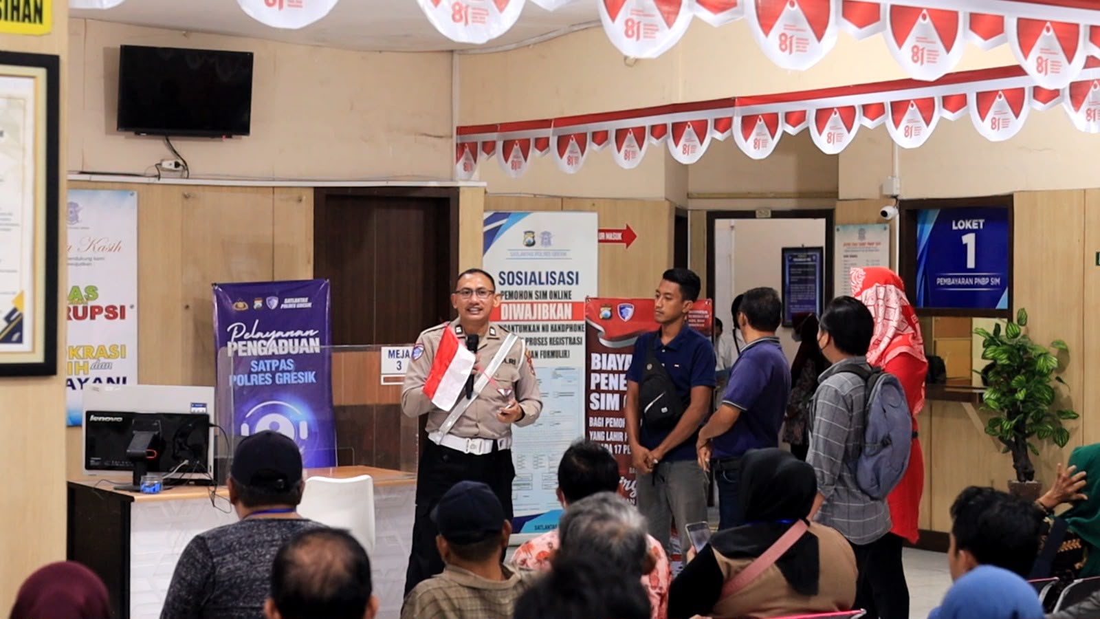 Kado Kemerdekaan dari Satlantas Polres Gresik, 17 Warga Kelahiran 17 Agustus Dapat SIM Gratis