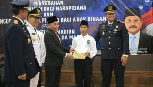Kado Kemerdekaan Dari Balik Jeruji, Warga Binaan Lapas Pemuda Madiun Terima Remisi