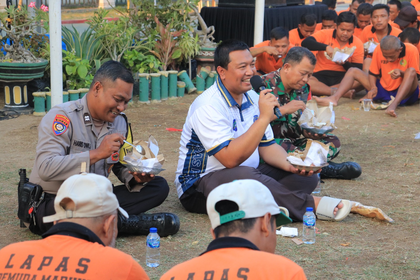 Penuhi Janji Warga Binaan, Lapas Pemuda Madiun Tutup HUT Ke-81 RI dengan Makan Nasi Padang Bersama dan Bagikan Hadiah Pemenang Lomba
