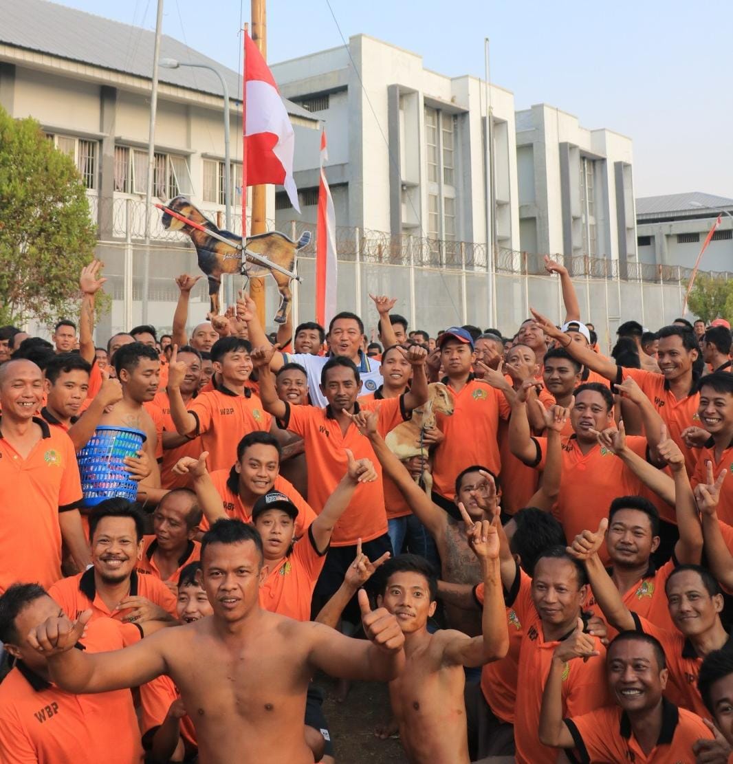Puncak HUT Ke-81 RI, Lapas Pemuda Madiun Gelar Lomba Panjat Pinang Berhadiah Satu Ekor Kambing