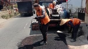 UPT PJJ Kauman Tambal Jalan Berlubang di Ruas Cuwiri – Pagerwojo, Dukung Keamanan dan Kelancaran Ekonomi Warga