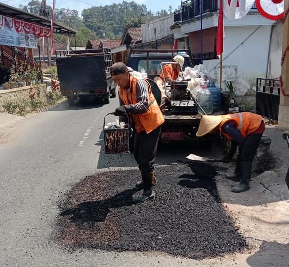 UPT PJJ Kauman Tambal Jalan Berlubang di Ruas Cuwiri – Pagerwojo, Dukung Keamanan dan Kelancaran Ekonomi Warga
