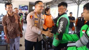 Bangun Sinergi, Kapolres Gresik Gelar Dialog Interaktif dan Bagi Bansos ke Driver Ojol