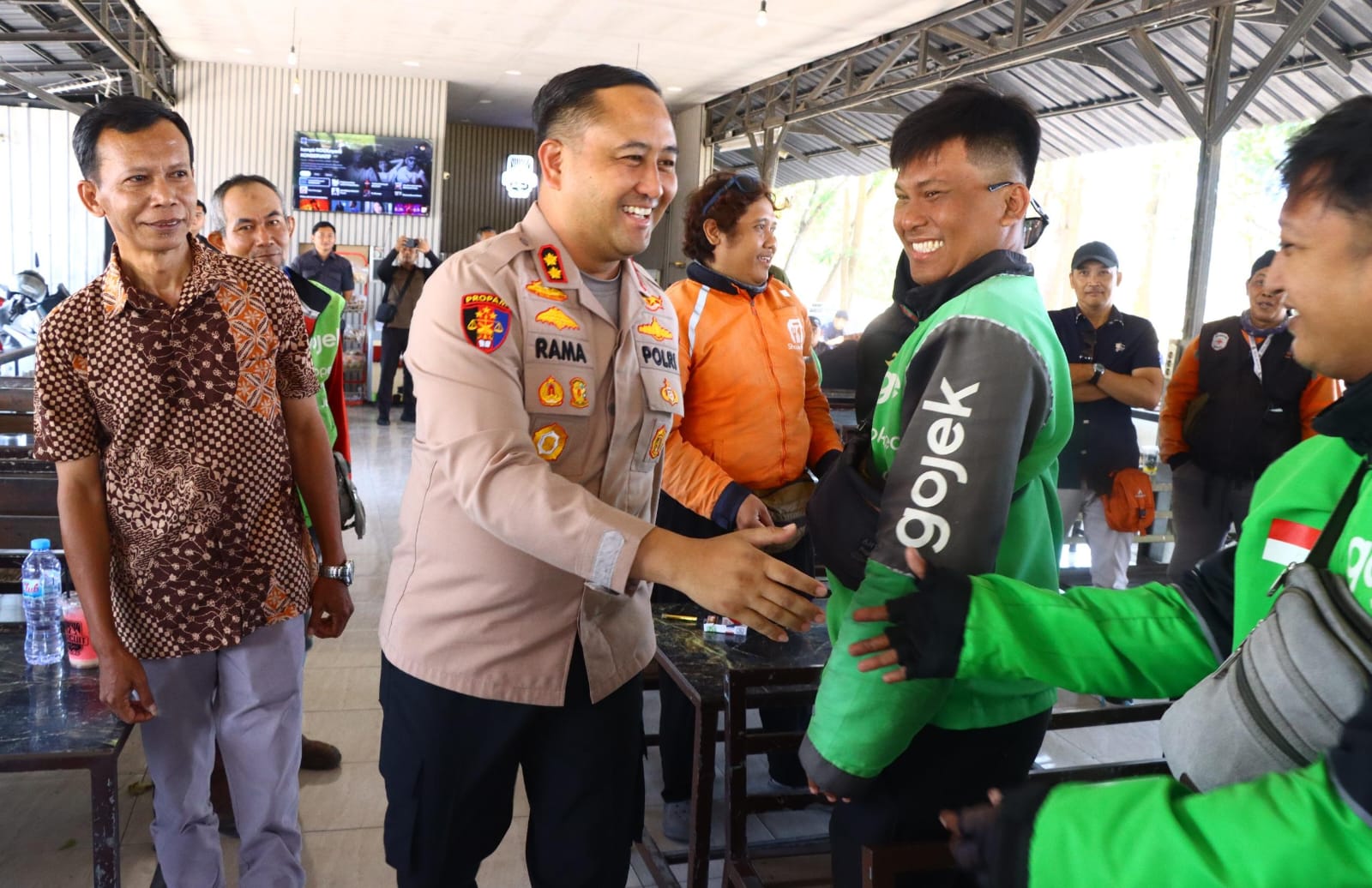 Bangun Sinergi, Kapolres Gresik Gelar Dialog Interaktif dan Bagi Bansos ke Driver Ojol