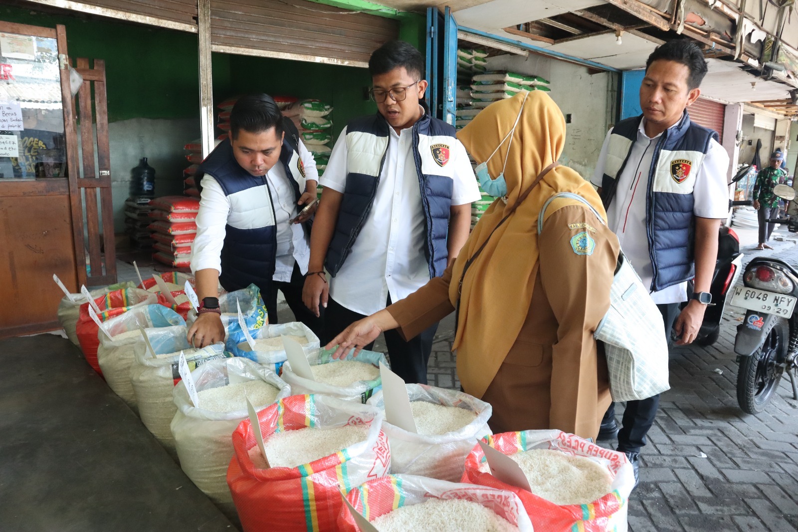 Satgas Pangan Polresta Sidoarjo Turun Ke Pasar, Pastikan Ketersediaan Bahan Pokok Aman