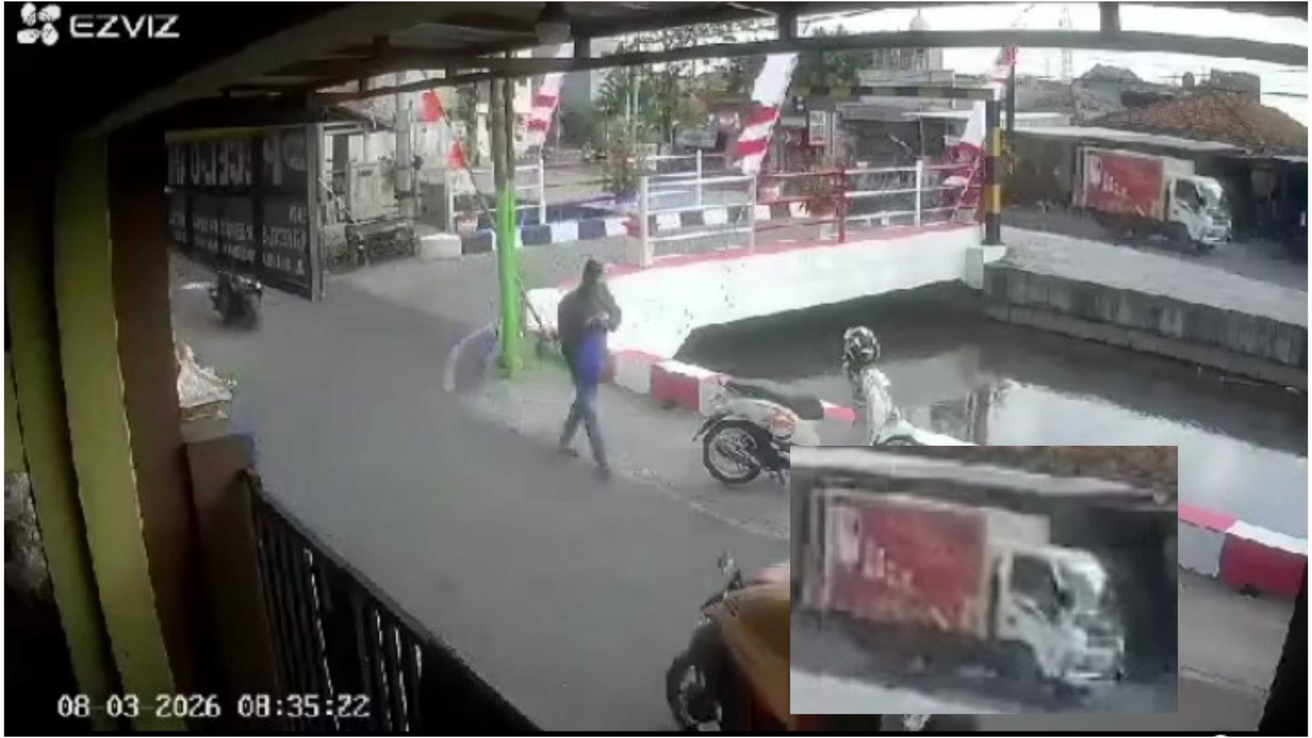 Kendaraan Tabrak Rumah Warga di Krajan Flyover Krian Terekam CCTV, Korban Minta Pengemudi Bertanggung Jawab