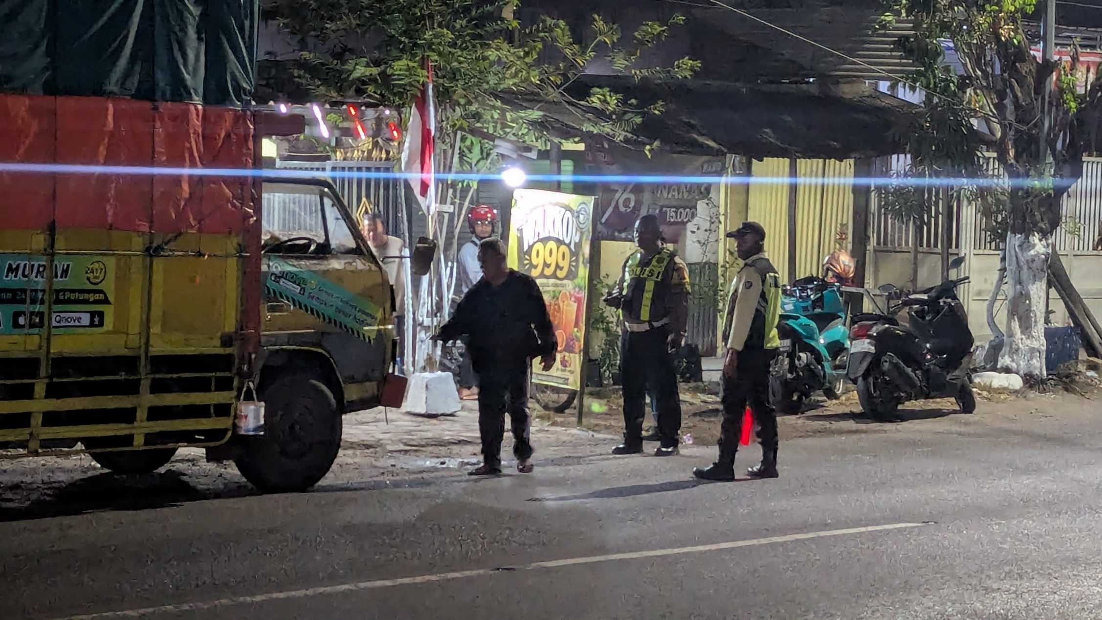 Tabrakan Keras Pecah Keheningan Dini Hari di Depan Gudang JNT Driyorejo