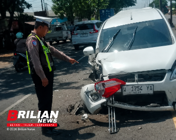 Detik-detik Kecelakaan Beruntun di Balongbendo, Ertiga Tertabrak Truk lalu Hantam Motor