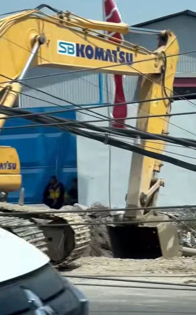 10 Tiang Listrik Roboh di Manyar Gresik, diDuga Berawal Adanya Penggalian 
