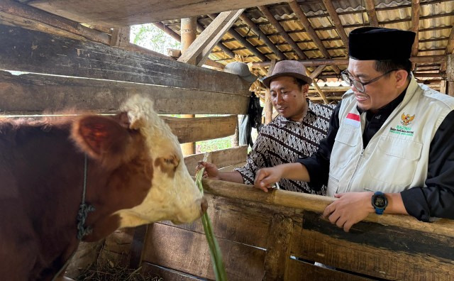 BAZNAS Jabar Antar Manfaat Donasi QuranBest ke Warga Tamansari Tasikmalaya