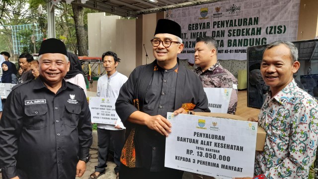 470 Warga Terima Manfaat ZIS BAZNAS Bandung, dari Beasiswa hingga Perbaikan Rutilahu