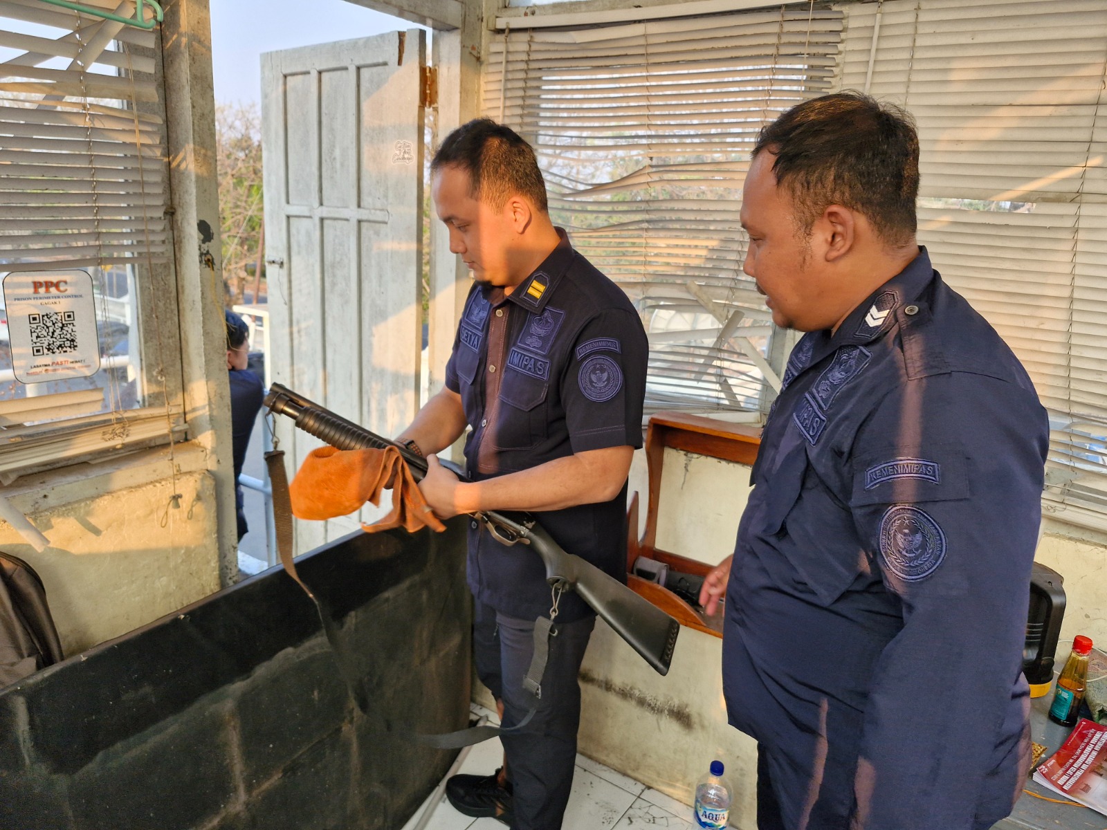 Pastikan Kesiapsiagaan Pengamanan, Lapas I Madiun Cek dan Rawat Senjata di Pos Menara Atas