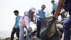 Srikandi PLN Icon Plus Jatim Bersama Warga Jaga Lingkungan Pesisir Kampung Nelayan Kalibuntu