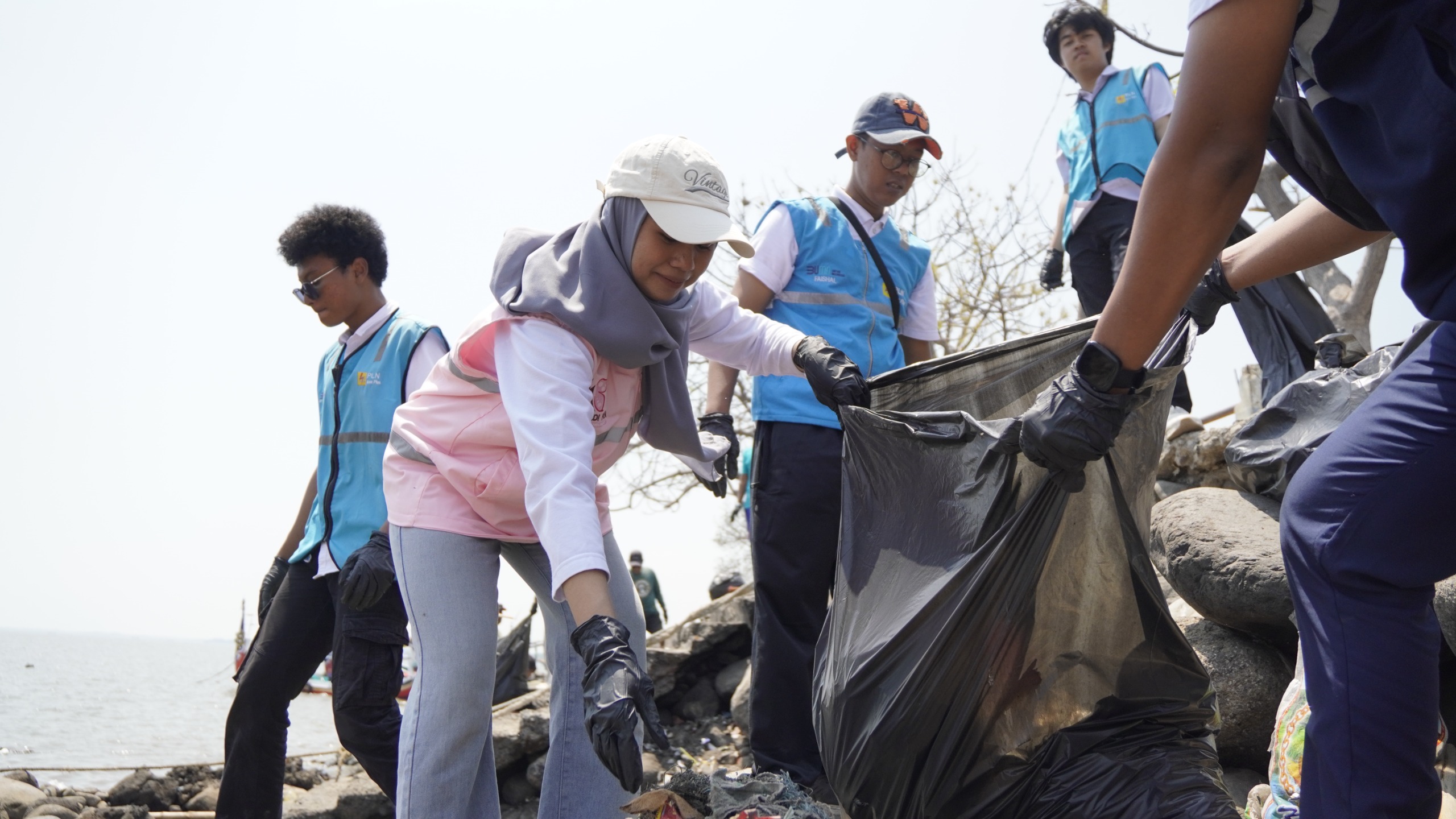 Srikandi PLN Icon Plus Jatim Bersama Warga Jaga Lingkungan Pesisir Kampung Nelayan Kalibuntu