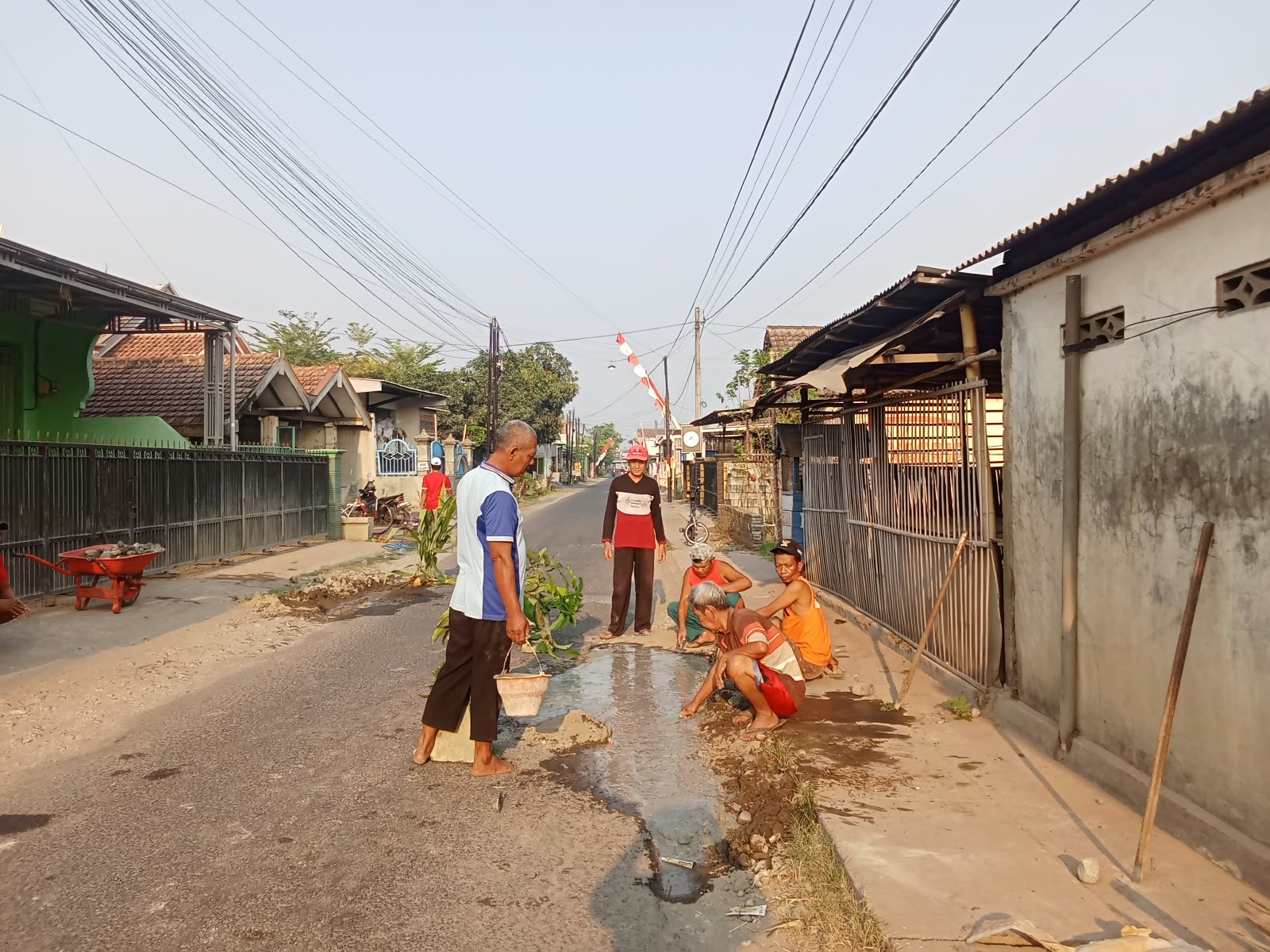 Warga RW 04 Prayan Sobontoro Gotong Royong Tambal Jalan Berlubang, Pemdes Minta Perhatian Pemda Tulungagung