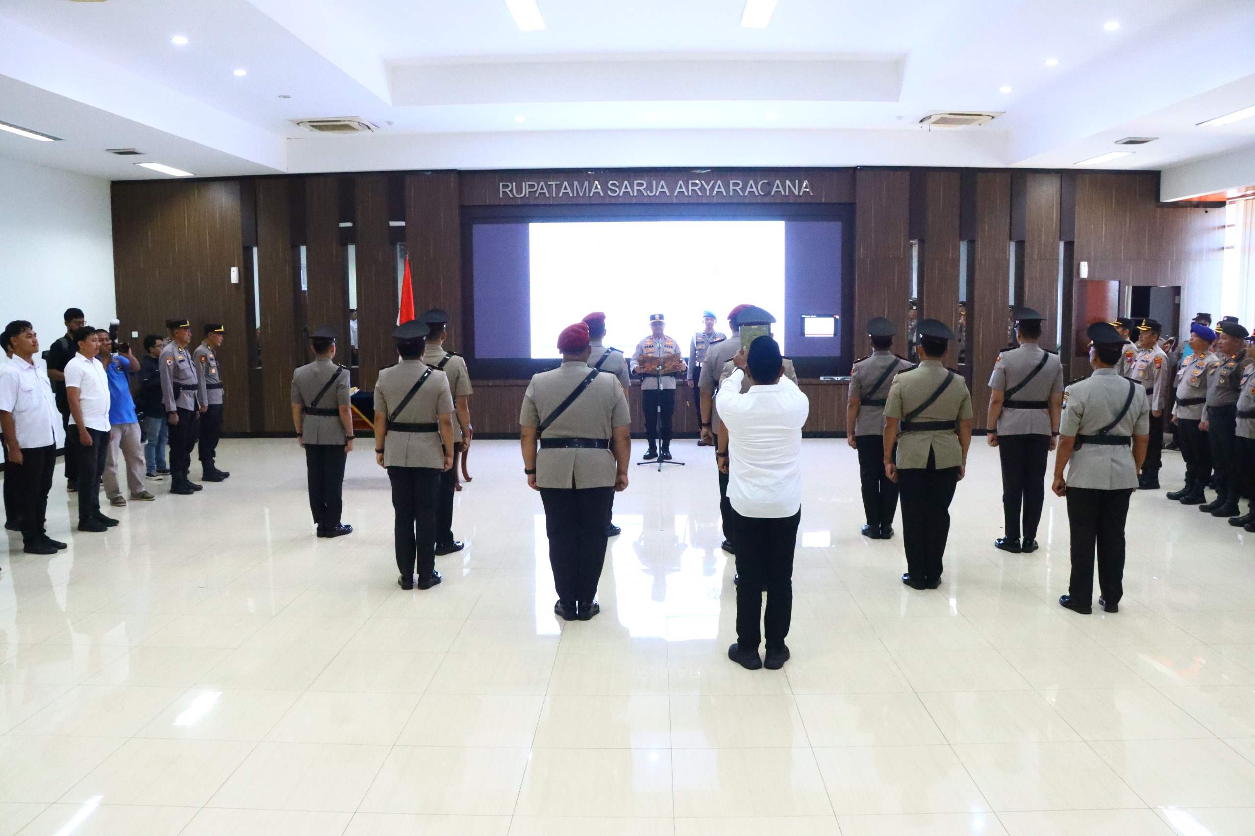 Kapolres Gresik Pimpin Sertijab PJU dan Kapolsek, 14 Personel Bergeser