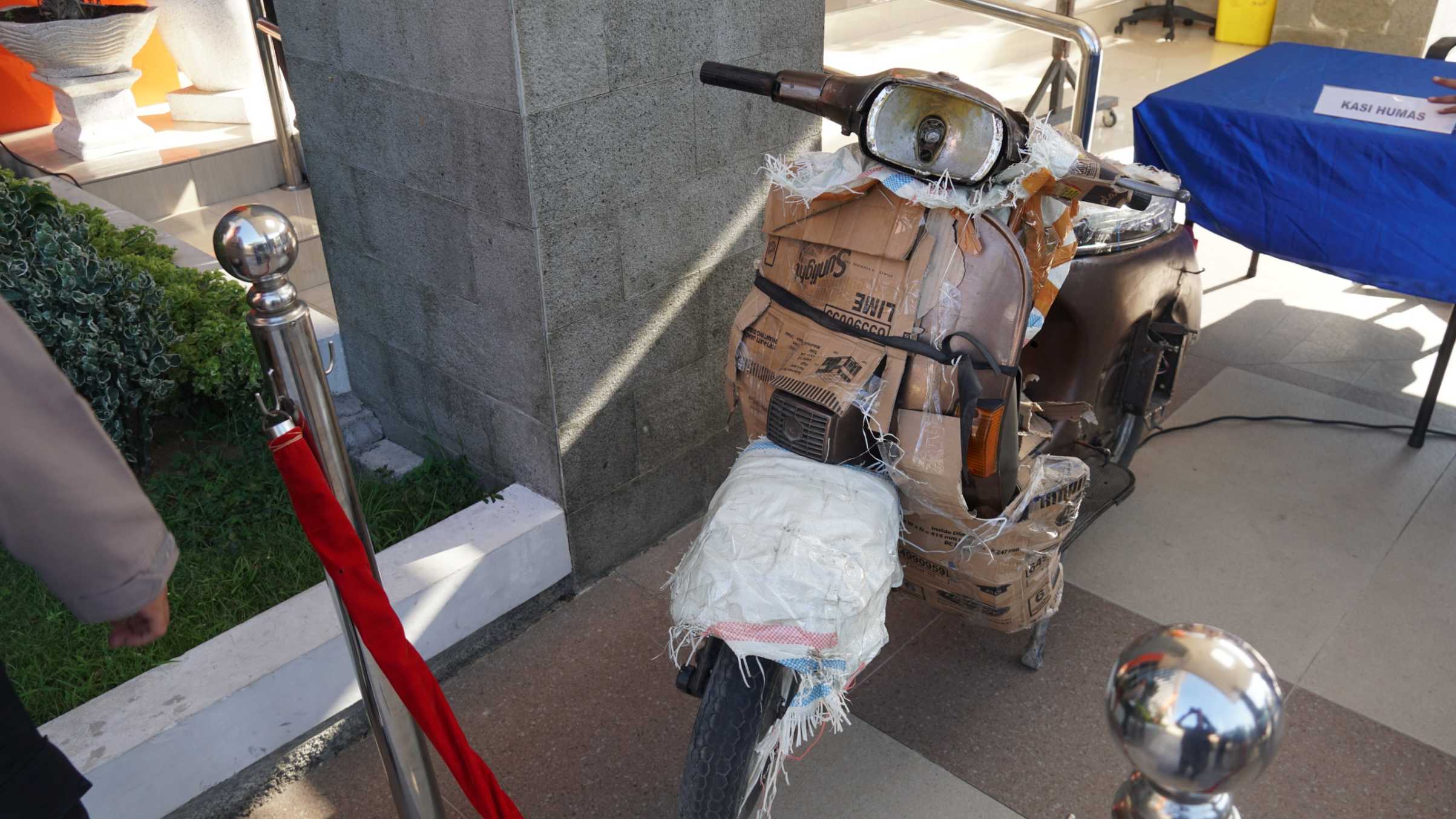 Warga Lapor Lewat 110, Satresnarkoba Polres Gresik Temukan 10,8 Kg Ganja dalam Vespa di Gudang Ekspedisi