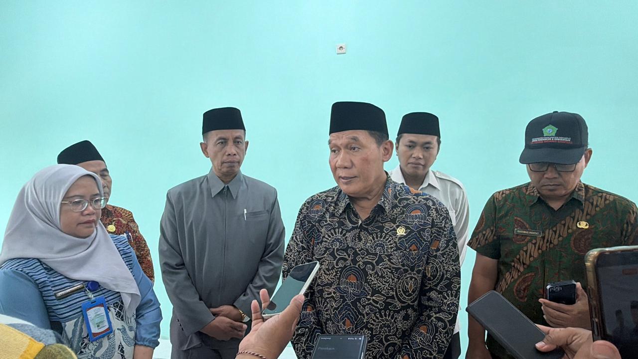 Tinjau Revitalisasi, BHS Apresiasi Bantuan 1.500 Smart Board untuk Sekolah di Sidoarjo