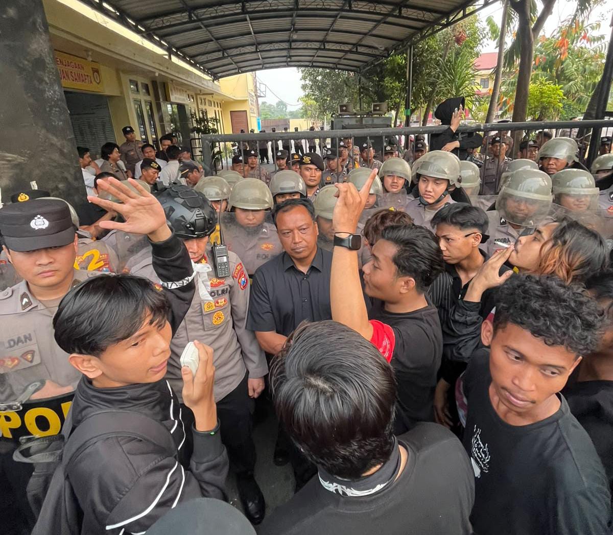 Aliansi BEM Probolinggo Kecewa, Kapolres dan Dandim Absen Temui Massa, Pakta Integritas Tak Tersampaikan Langsung