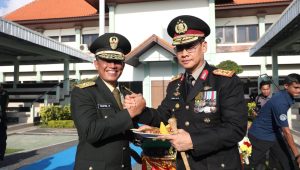 Wujud Soliditas TNI-Polri, Kapolda Bali Serahkan Potongan Tumpeng Saat HUT TNI ke-81