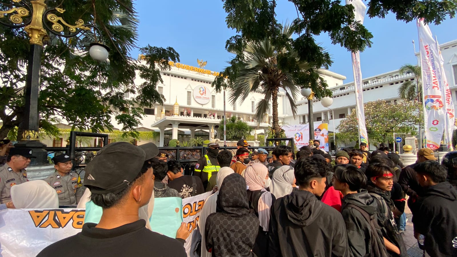 Kecewa Tak Ditemui Gubernur, Aksi Ratusan Mahasiswa Bawean di Depan Pemprov Jatim Berujung Ricuh