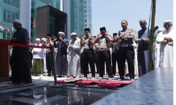 Berharap Karhutla Segera Usai, Polres Pasuruan Gelar Sholat Istisqa bersama Ribuan Santri Ponpes Dalwa