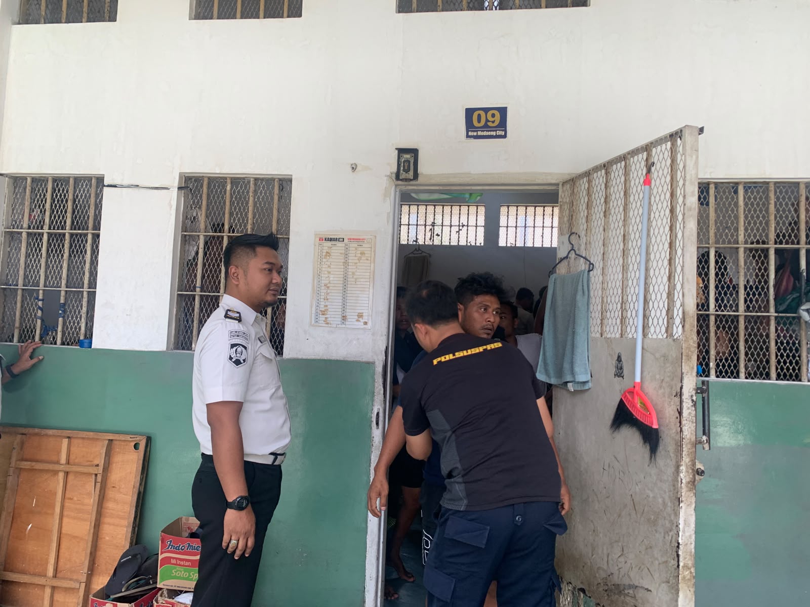 Rutan Surabaya Sisir Blok Hunian Warga Binaan, Cegah HP Ilegal Hingga Narkoba