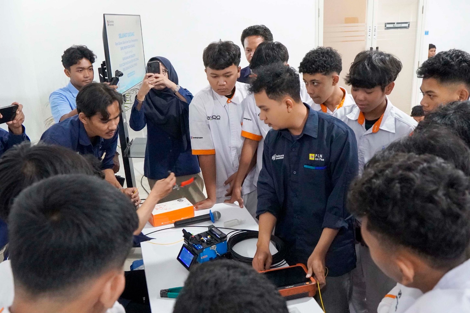 Perluas Wawasan Industri Telekomunikasi, 62 Siswa SMK Pawyatan Daha 1 Belajar Teknologi Fiber Optik di PLN Icon Plus