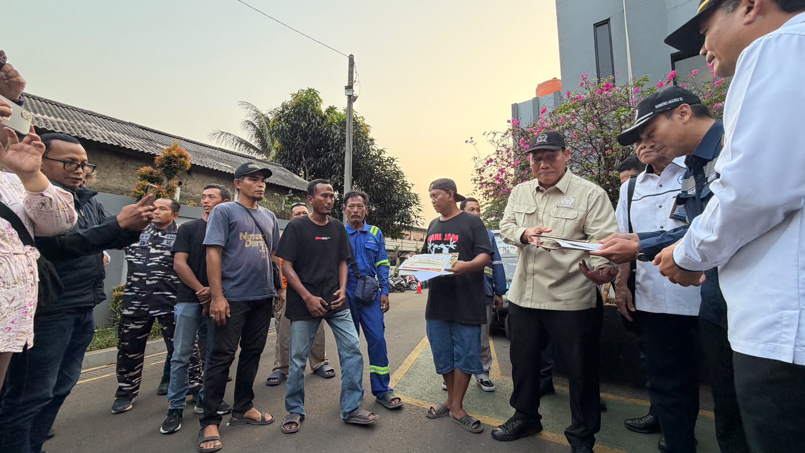 Bantu Selamatkan Penumpang KMP Batumandi, Nelayan Lokal Dapat Penghargaan Mengejutkan dari BHS!