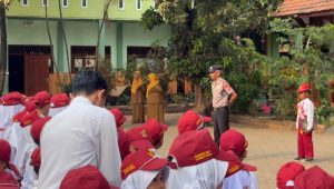 Sambangi SDN Muneng Leres 1, Kapolsek Sumberasih Edukasi Siswa soal Bahaya Bullying