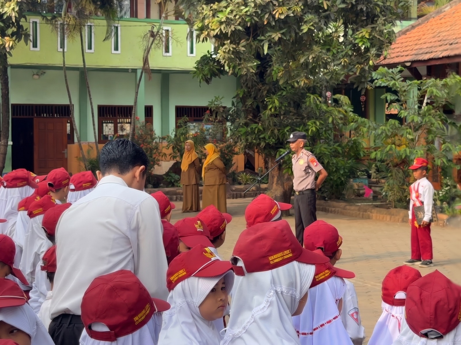 Sambangi SDN Muneng Leres 1, Kapolsek Sumberasih Edukasi Siswa soal Bahaya Bullying
