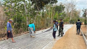 Satgas TMMD Kodim Tulungagung Pasang Wiremesh, Perkuat Konstruksi Jalan Desa Pojok Kecamatan Campurdarat