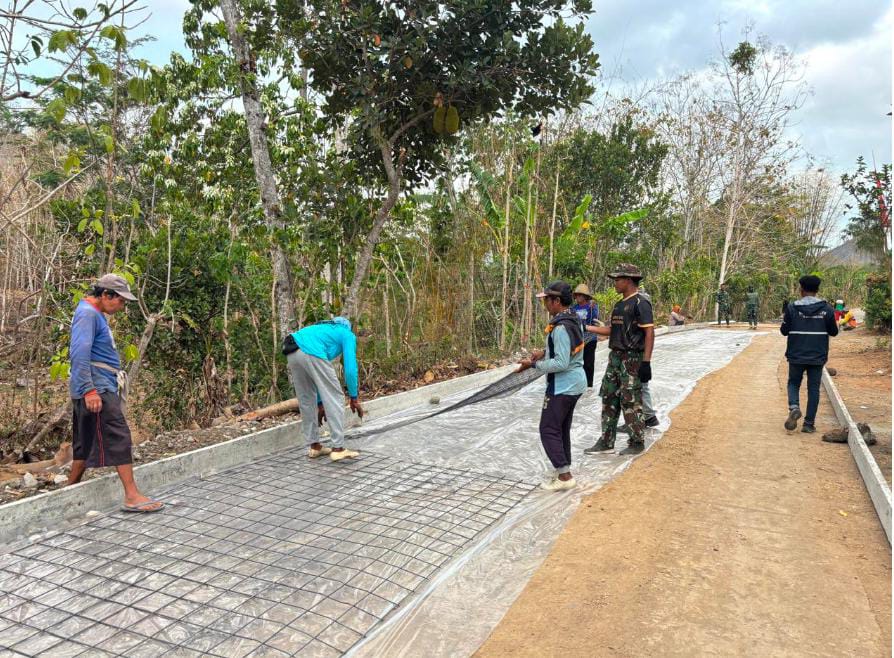 Satgas TMMD Kodim Tulungagung Pasang Wiremesh, Perkuat Konstruksi Jalan Desa Pojok Kecamatan Campurdarat