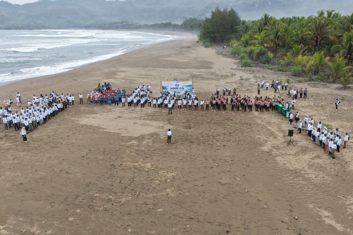 Selamatkan Ekosistem Pesisir, DLH Jatim Tanam 1.200 Cemara Laut di Tiga Pantai Trenggalek