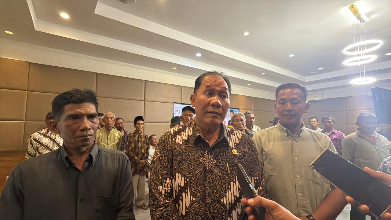 Dihadapkan Soal Program MBG Saat Reses, BHS Buka-Bukaan Capaian Pendidikan di Depan Nelayan Surabaya